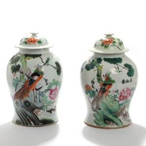 Et par kinesiske lågkrukker af porcelæn, dekoreret med lotusblomster, traner og papegøjer. 19.-20. årh. H. 42. 2