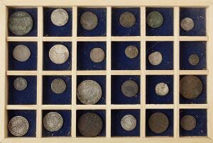 2 mindre træbakker med lille samling af danske skillingsmønter fra Hans - Frederik VII, i alt 47 stk.