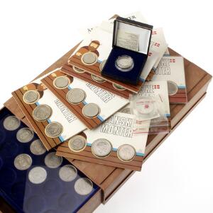 Plastkasse med 5 bakker med årgangsmønter inkl. 5 øre 1917, 1919jern, kurserende delvis i sæt, erindringsmønter 4 stk. inkl. 10 kr 1986 Ag, 200 kr 1990 etc.