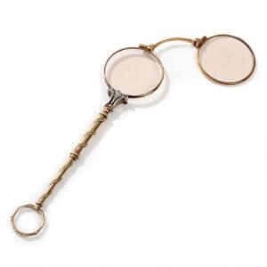 Et par diamantlorgnetter af 14 kt. guld, prydet med talrige rosenslebne diamanter. Vægt 33 gr. L. 15,5 Broderet etui medfølger. Ca. 1900.