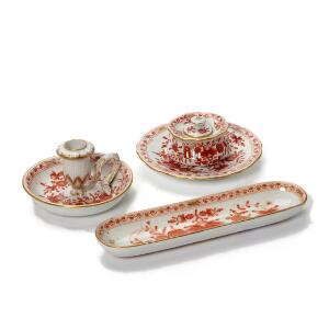 Meissen skrivesæt af porcelæn, dekorerede i jernrødt med Indianische Blumen, bestående af pennebakke, blækhus samt kammerstage. Tyskland, 19. årh. 3