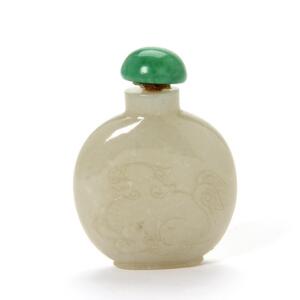 Kinesisk snusflaske af jade udskåret med fo hunde. Republik 1912-1949. H. 6 cm.