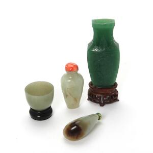 En samling kinesiske effekter bestående af to snusflasker af jade, kop af jade samt vase af grøn sten i arkaisk stil. 20. årh. H. 3-12 cm. 4
