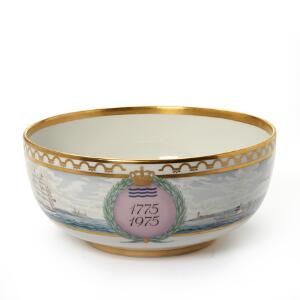 Jubilæumsbowle af porcelæn, dekoreret i farver og guld med Københavns Havn 1775-1975. Royal Copenhagen. 12182500. Diam. 33.