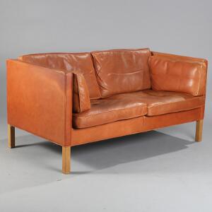 Børge Mogensen Fritstående to-personers sofa med ben af egetræ, ryg, sider og løse hynder med cognacfarvet skind. Model 2442. L. 150.