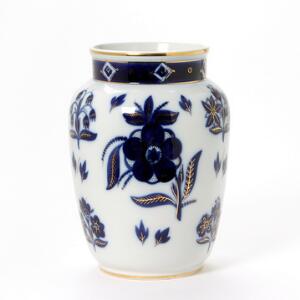 Lomonosov Porcelainsfabrik Russisk vase af porcelæn, dekoreret i guld og blåt på hvid grund. 20. årh.s anden halvdel. H. 25.