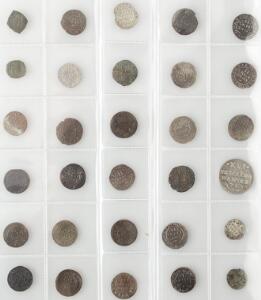 Samling skillingsmønter fra diverse konger, bl.a. 2 skilling 1648, 1654, 1667, 1677, H 151B, 130B, 140C, H 74A, 16 skilling 1715, H 47, i alt 38 stk.