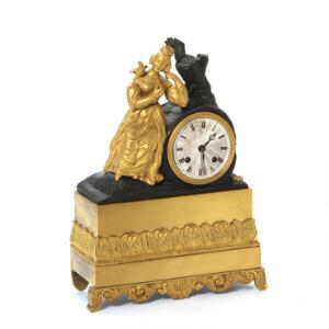 Fransk Louis Philippe kaminur af forgyldt og patineret bronze. 19. årh. H. 33 cm.