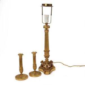 Fransk Charles X bordlampe af forgyldt bronze samt et par empireform stager af forgyldt bronze. 19. årh. H. 61 og 21 cm. 3
