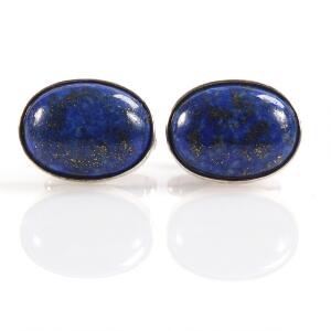 Lapis lazuli-manchetknapper af sterlingsølv, hver prydet med oval facetsleben lapis lazuli. H. ca. 21 mm. B. ca. 16 mm. 2012. 2