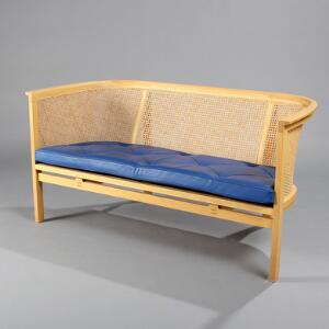 Rud Thygesen, Johnny Sørensen Kongeserien. To-personers sofa med stel af kirsebærtræ, sider og ryg med rørflet, hynde med blåt skind. L. 142.