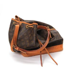 Louis Vuitton Shoppingbag af monogram læder med lyse læder besætninger og skulderrem. L. ca. 27 cm. B. ca. 19 cm. H. ca. 34 cm.