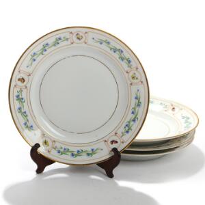 Fire tallerkener af porcelæn, Kgl. P., dekorerede i farver og guld med sommerfugle og blomsterranker. Diam. 22,5 og 23. 4