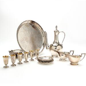 Samling sterlingsølv og sølv bestående af 10 forskellige askebægere, et par små sovsekander samt likørsæt med kopper. 20. årh. Vægt 1380 gr. 20