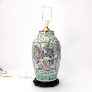 Stor kinesisk famille rose vase, dekoreret i emaljefarver med kriger i kartouche, monteret som lampe, på fod af træ. 19. årh. H. 79 cm.