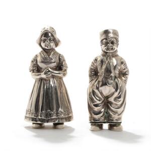 Salt og pebersæt af sølv i form af mand og dame i egnsdragter. Vægt ca. 170 gr. H. 9-9,5. 2