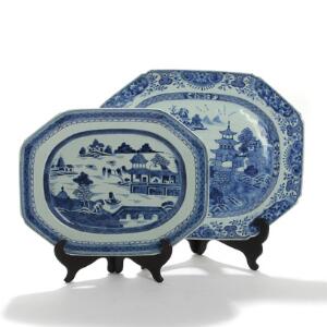 To kinesiske fade af porcelæn, dekoreret med pilemønster i blå. 18. årh. L. 42 og L. 36. 2