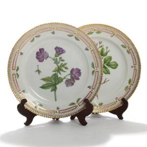 Flora Danica. To frokosttallerkener af porcelæn, Kgl. P., dekoreret i farver og guld med blomster. Nr. 3550. Diam 22. 2
