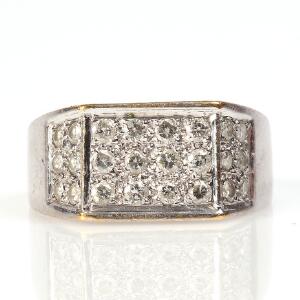 Diamantring af 18 kt. hvidguld prydet med talrige brillantslebne diamanter på i alt ca. 0.50 ct. Str. 55. Ca. 2005.