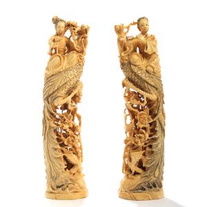 Et par figurer af rigt udskåret og gennembrudt elfenben. Under bund seglmærke. 20. årh.s. begyndelse. H. 30,5. 2