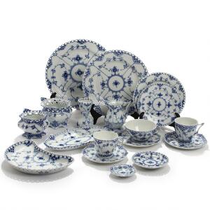 Musselmalet Helblonde. Dele af kaffe- og middagsservice af porcelæn, Kgl. P., dekoreret i underglasur blå, bestående af 84 dele. 84