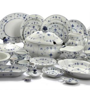 Musselmalet Riflet. Kaffe- og middagsservice af porcelæn, Kgl. P. og BG, dekoreret i underglasur blå, bestående af 113 dele. 113