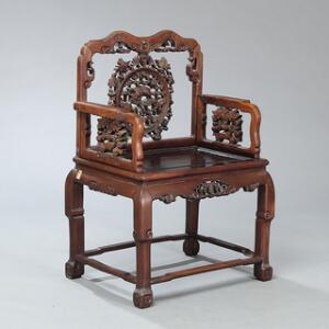 Kinesisk stol af hardwood, udskåret med gennembrudt ryg og armlæn. 20. årh.