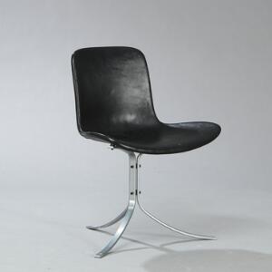 Poul Kjærholm PK-9. Sidestol med stel af stål. Sæde og ryg betrukket med sort, patineret skind. Udført hos Fritz Hansen i 1994.