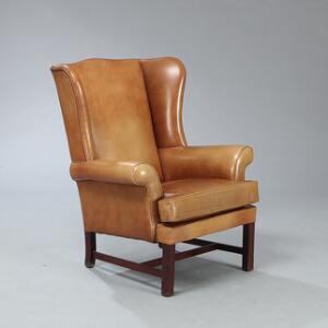 Engelsk Wing-Chair med betræk af brunt skind. George III form, 20. årh.