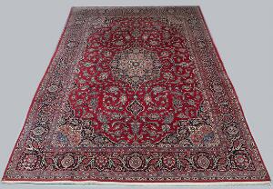Semiantikt Keshan tæppe, Persien. Klassisk medaljondesign på rød bund. Ca. 1960. 385 x 265.