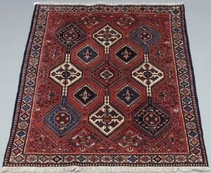 Yalameh tæppe, Persien. Design med hagemedaljoner på rød bund. 20. årh. 197 x 149.