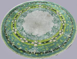 Bjørn Wiinblad Cirkulært tæppe knyttet af uld, dekoreret med roser, bladværk og ranker i grønne nuancer. Diam. 300.