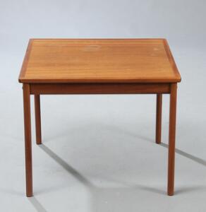 Ole Wanscher Kvadratisk sidebord af teak. Udført og mærket hos P. Jeppesen. H. 52. L.B. 60.