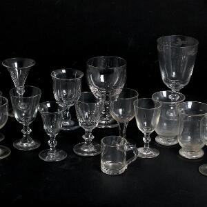 En samling danske mundblæste glas. 19. årh. H. 6,3-17,5. 22
