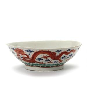 Kinesisk skål af porcelæn dekoreret i farver med Dragon Chasing the flaming pearl mærket i bund. 20. årh. Diam. 26 cm.