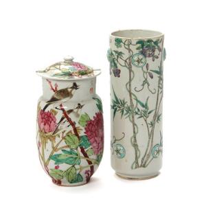 Kinesiske vase af porcelæn samt lågkrukke dekoreret med med pæoner og fugle. 1920. årh. H. 3025 cm. 2