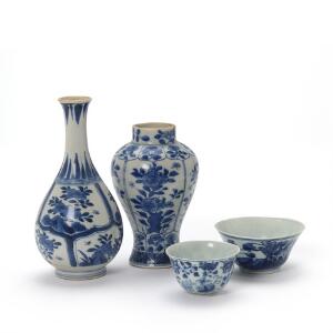 En samling kinesisk porcelæn bestående af to små vaser og to kopper dekorerede i underglasur blå. 1920. årh. H. 3-15 cm. 4