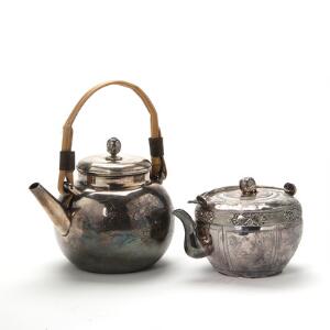 To japanske kander af sølv til henholdsvis sake og te. Meiji 1868-1912. H. 9-13. Vægt 715 gr. 2