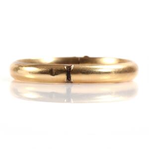 Armring af 14 kt. guld. Diam. 6 cm.