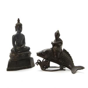 Japansk censor af bronze i form af vismand på fisk samt Thailandsk buddha shakyamuni siddende på lotus trone. 19. årh. H. 1520 cm. 2