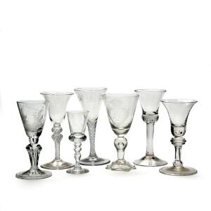 Syv forskellige vinglas, tre glas med slibning på cuppa, to glas med lufttråde i stilk. Sverige, Tyskland. Delvis 19. årh. H. 14-18 cm. 7