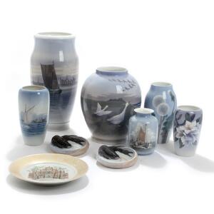 Mads Stage m.fl. En samling vaser, askebægre og platte af porcelæn. BG og Kgl. P. Vaser H. 17,5-42. 9