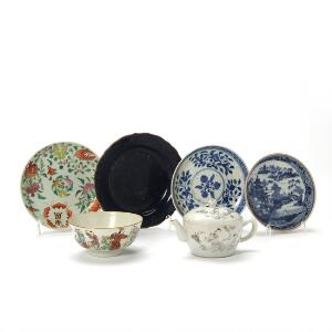 Samling kinesisk porcelæn bestående af fire assietter, miniature skål og lille tepotte af porcelæn, dekorerede i farver. 1920. årh. H. 1-8 cm. 6