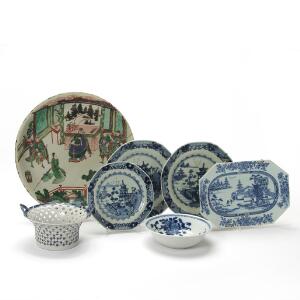 Samling diverse kinesisk porcelæn, heriblandt Kangxi famille verte fad. Diam. 34 cm. 1819. årh. 7