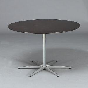 Arne Jacobsen Cirkulært spisebord med stel af børstet stål. Top af mørkpoleret træ. Udført hos Fritz Hansen.