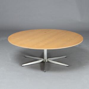 Arne Jacobsen Cirkulært sofabord med stel af børstet stål. Top af eg. Udført hos Fritz Hansen.