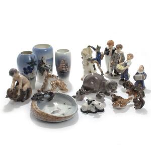 En samling figurer, askebæger og vaser af porcelæn, Kgl. P., BG m.fl. Figurer H. 6-21 cm. 16