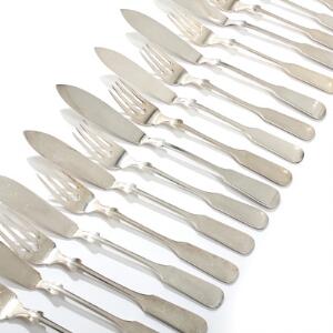 Alt-Spaten. Fiskebestik af sølv, bestående af tolv fiskeknive og tolv fiskegafler. Mester Robbe  Berking. Vægt ca. 1110 gr. 24