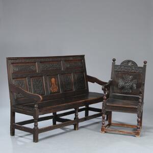 Victoriansk bænk og armstol af egetræ, rygstykke prydet med talrige udskæringer og ejerinitialer, udført i Tudor stil. England, 19. årh. Bænk L. 183.2