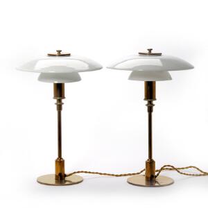 Poul Henningsen PH-32. Et par bordlamper med stel af poleret messing mrk. Pat. Appl., over- og mellemskærm af ét-lags opalglas. 2
